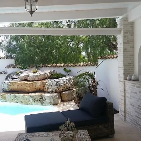 לינה וארוחת בוקר Antico Ulivo 4*